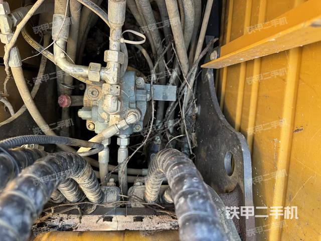 回转马达和主控阀(整机外观) 回转马达和主控阀(整机外观)