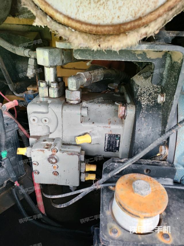 液压泵舱室正面整体(整机外观) 液压泵舱室正面整体(整机外观)
