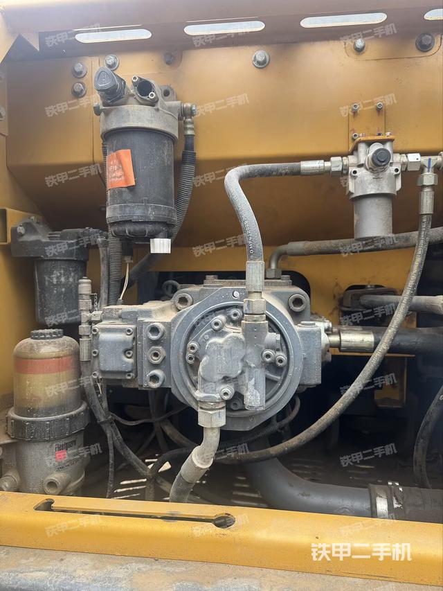 液压泵舱室正面整体(整机外观) 液压泵舱室正面整体(整机外观)