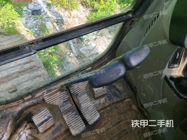 行走控制手柄和踏板?俯拍（駕駛室部分）