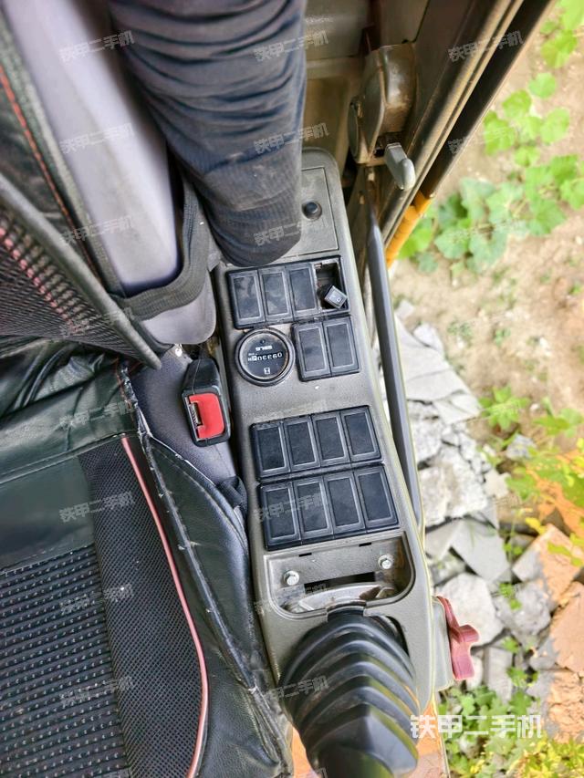 座椅左側(cè)控制臺/音響/含左手柄（駕駛室部分）