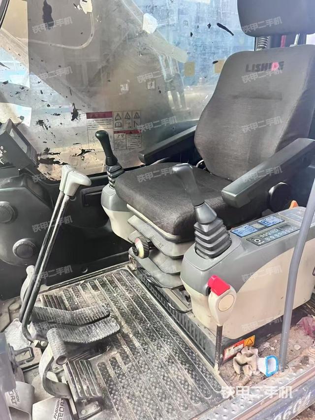 駕駛室整體(整機(jī)外觀) 駕駛室整體(整機(jī)外觀)