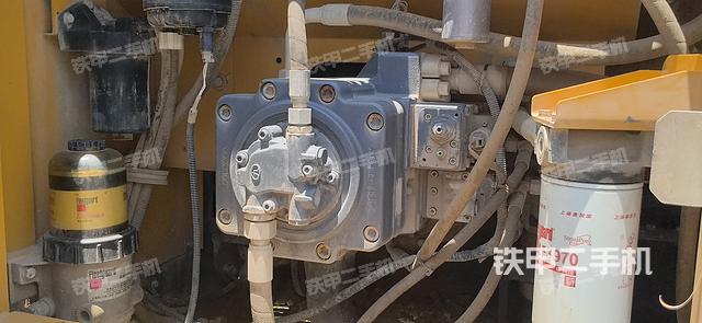 液压泵舱室正面整体（整机外观）