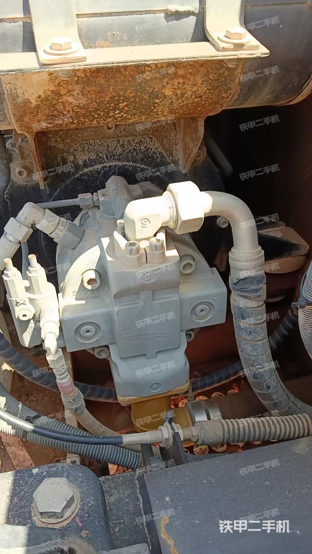 液压泵舱室正面整体(整机外观) 液压泵舱室正面整体(整机外观)