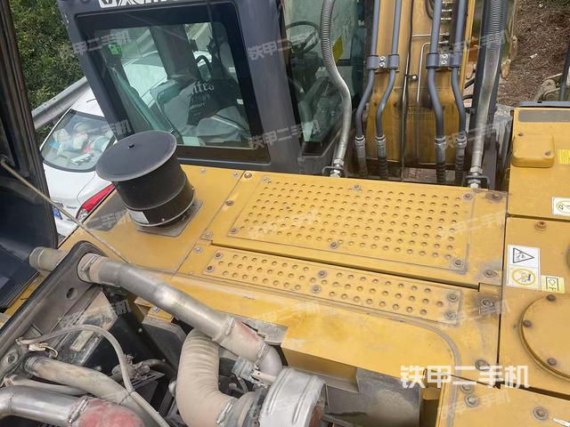 驾驶室顶部(整机外观) 驾驶室顶部(整机外观)