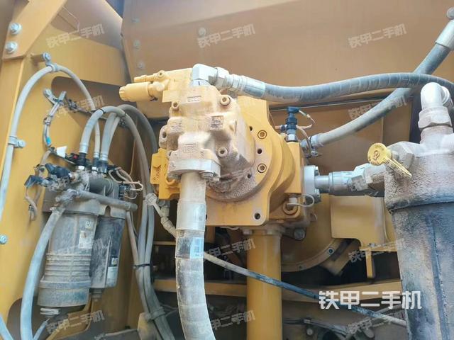 液压泵舱室正面整体(整机外观) 液压泵舱室正面整体(整机外观)