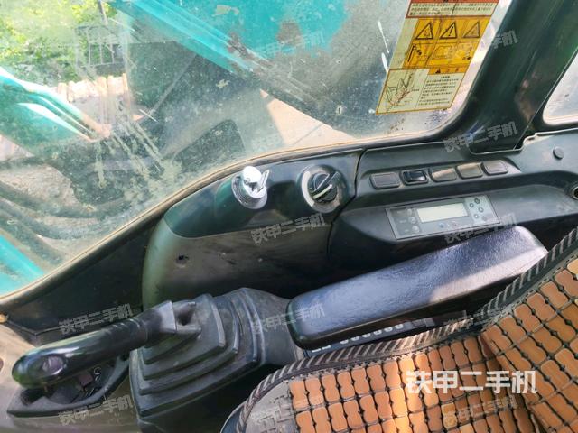 座椅右側(cè)控制臺(tái)/鑰匙門(mén)/油門(mén)/含右手柄（駕駛室部分）