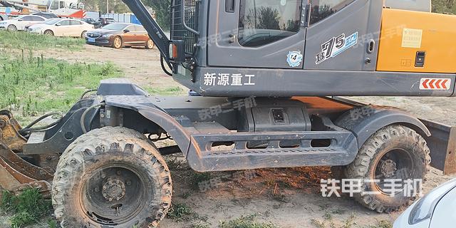 單側(cè)履帶整體(整機(jī)外觀) 單側(cè)履帶整體(整機(jī)外觀)