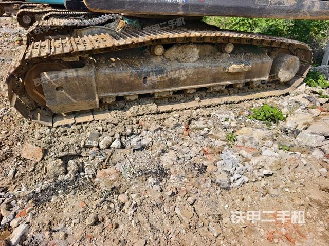 單側(cè)履帶整體(整機(jī)外觀) 單側(cè)履帶整體(整機(jī)外觀)