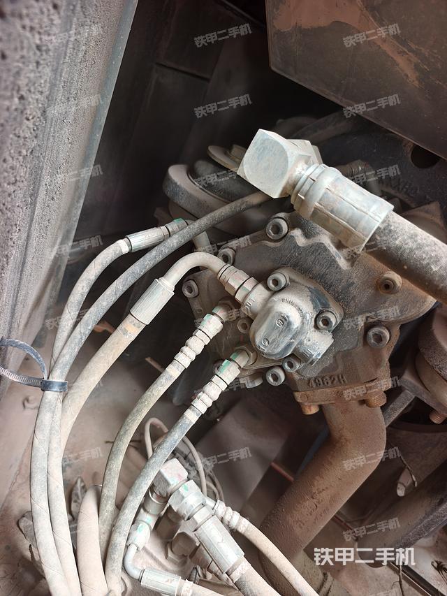 液压泵舱室正面整体(整机外观) 液压泵舱室正面整体(整机外观)