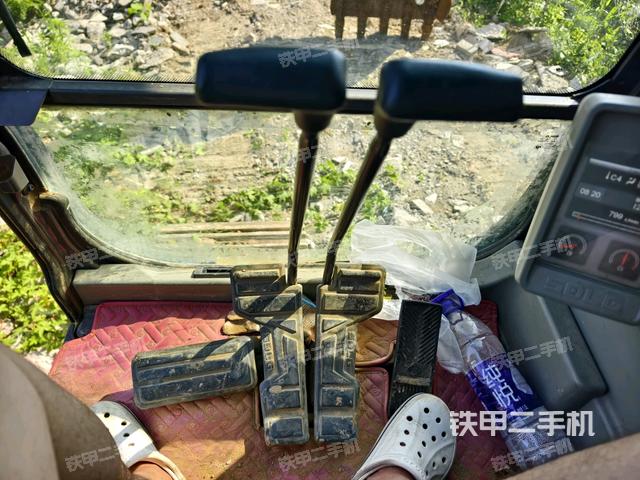 行走控制手柄和踏板?俯拍（駕駛室部分）