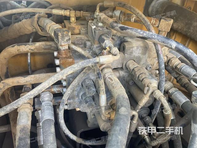 回轉(zhuǎn)馬達和主控閥(整機外觀) 回轉(zhuǎn)馬達和主控閥(整機外觀)