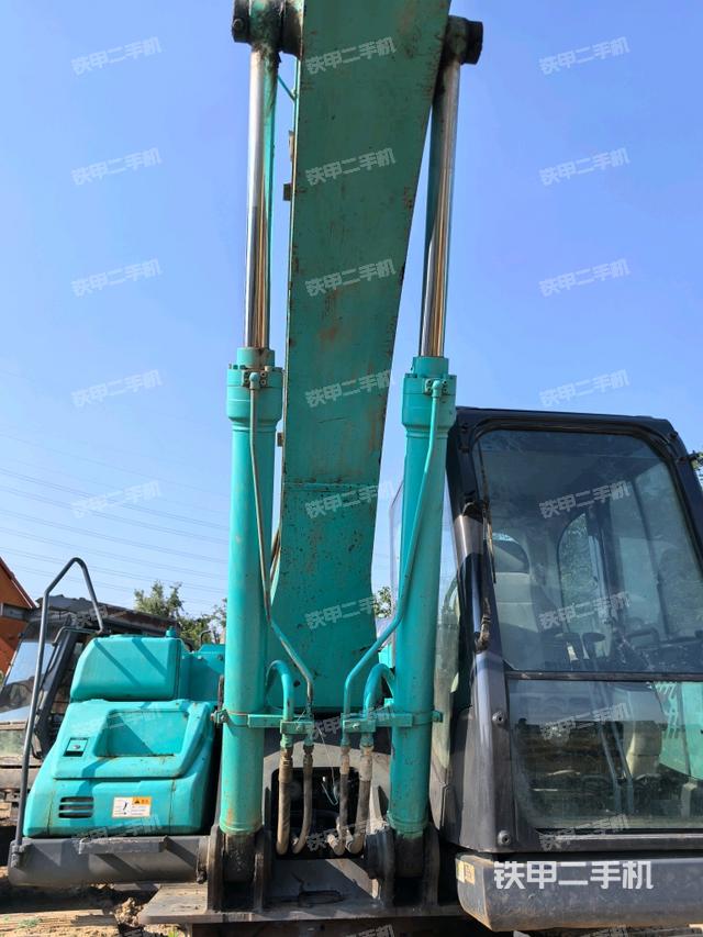 大臂油缸整体 竖拍(工作和回转装置) 大臂油缸整体 竖拍(工作和回转装置)