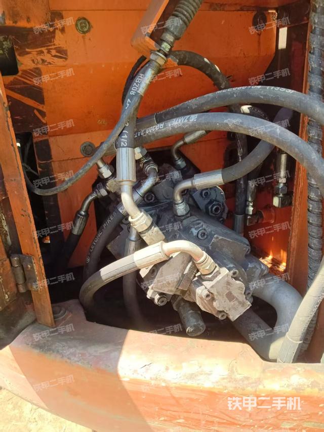 液压泵舱室正面整体(整机外观) 液压泵舱室正面整体(整机外观)