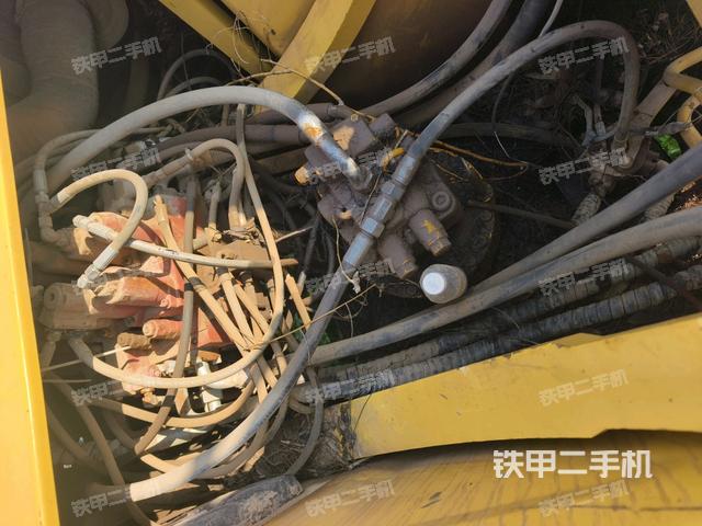 回轉(zhuǎn)馬達和主控閥(整機外觀) 回轉(zhuǎn)馬達和主控閥(整機外觀)