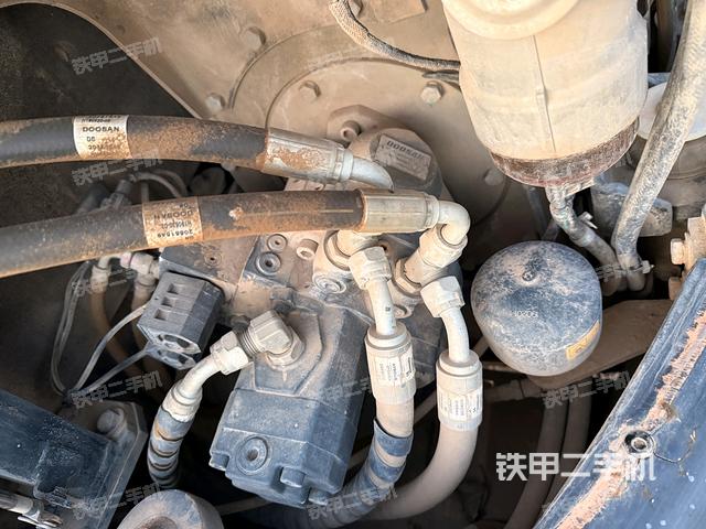 液压泵舱室正面整体(整机外观) 液压泵舱室正面整体(整机外观)