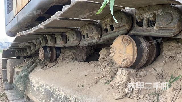 單側(cè)履帶整體(整機(jī)外觀) 單側(cè)履帶整體(整機(jī)外觀)