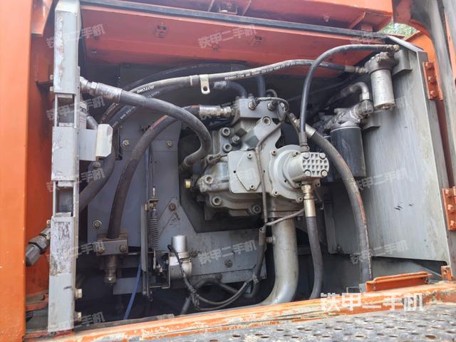 液压泵舱室正面整体(整机外观) 液压泵舱室正面整体(整机外观)