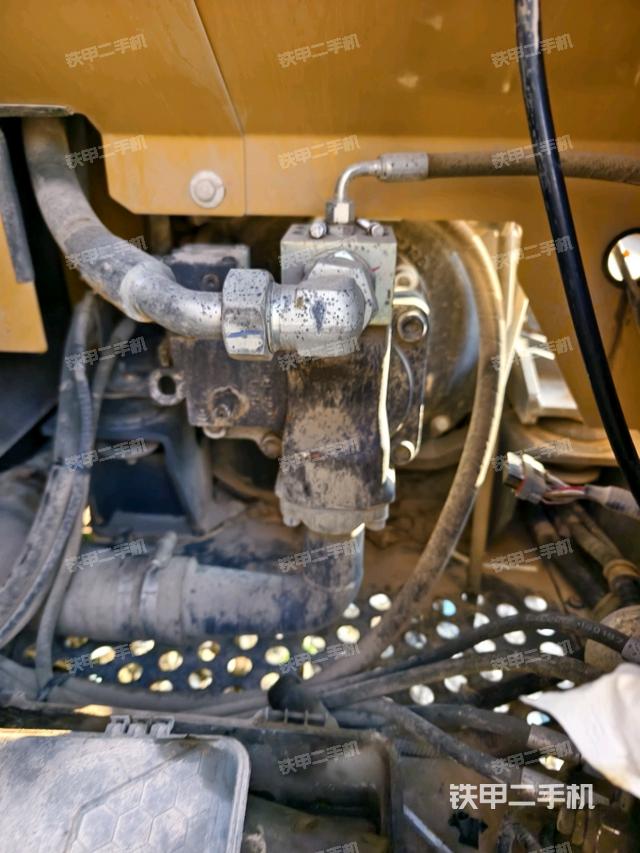 液壓泵艙室正面整體(整機(jī)外觀) 液壓泵艙室正面整體(整機(jī)外觀)