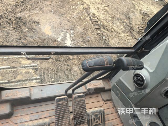 座椅左侧控制台/音响/含左手柄(驾驶室部分) 座椅左侧控制台/音响/含左手柄(驾驶室部分)