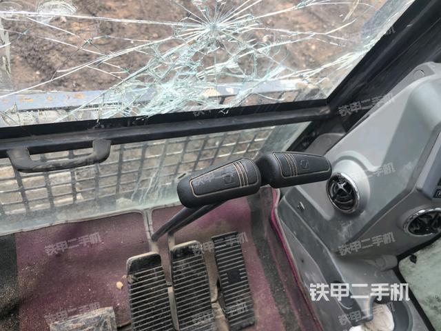 座椅左側控制臺/音響/含左手柄(駕駛室部分) 座椅左側控制臺/音響/含左手柄(駕駛室部分)