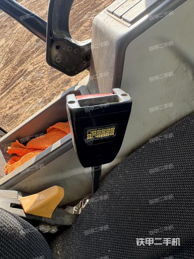 行走控制手柄和踏板 俯拍（驾驶室部分）