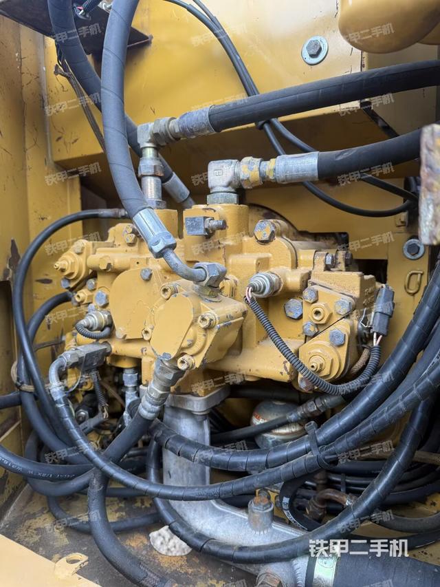 液压泵舱室正面整体（整机外观）