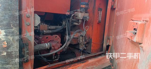 液压泵舱室正面整体（整机外观）