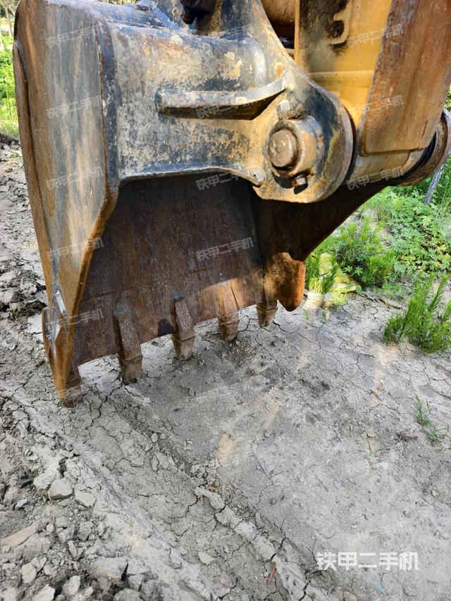 铲斗右后整体(工作和回转装置) 铲斗右后整体(工作和回转装置)