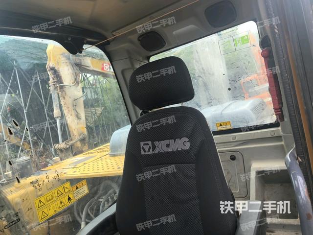 行走控制手柄和踏板?俯拍(駕駛室部分) 行走控制手柄和踏板?俯拍(駕駛室部分)