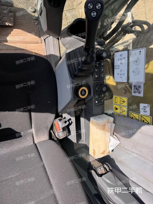 座椅右侧控制台/钥匙门/油门/含右手柄（驾驶室部分）