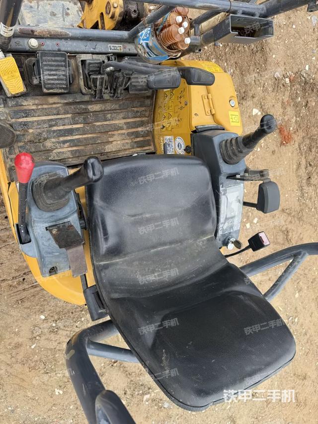 駕駛室頂部(整機(jī)外觀) 駕駛室頂部(整機(jī)外觀)