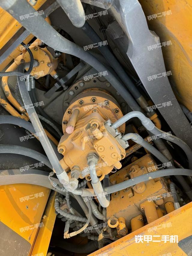 回转马达和主控阀(整机外观) 回转马达和主控阀(整机外观)