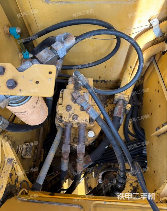 回转马达和主控阀（整机外观）