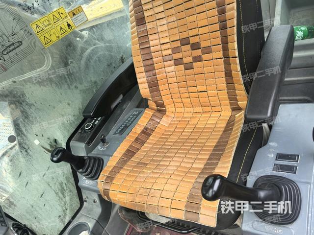 行走控制手柄和踏板?俯拍(駕駛室部分) 行走控制手柄和踏板?俯拍(駕駛室部分)