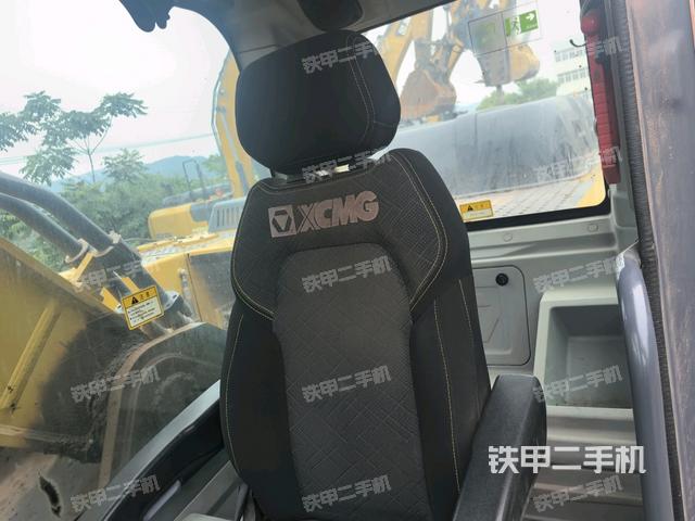 行走控制手柄和踏板 俯拍(驾驶室部分) 行走控制手柄和踏板 俯拍(驾驶室部分)