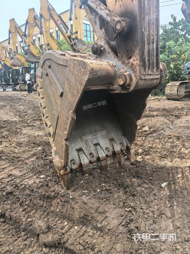 小臂整体左后(工作和回转装置) 小臂整体左后(工作和回转装置)