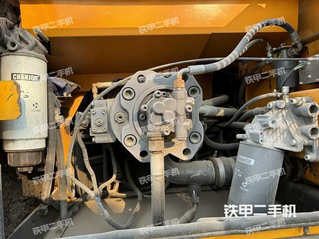 液压泵舱室正面整体(整机外观) 液压泵舱室正面整体(整机外观)