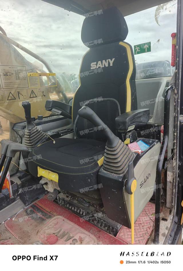 駕駛室整體(整機(jī)外觀) 駕駛室整體(整機(jī)外觀)