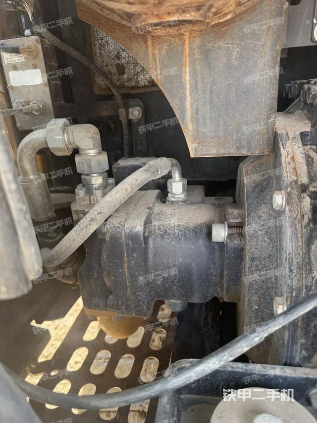 液壓泵艙室正面整體(整機(jī)外觀) 液壓泵艙室正面整體(整機(jī)外觀)