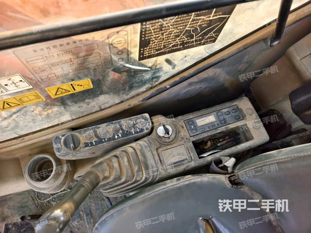 座椅右侧控制台/钥匙门/油门/含右手柄(驾驶室部分) 座椅右侧控制台/钥匙门/油门/含右手柄(驾驶室部分)