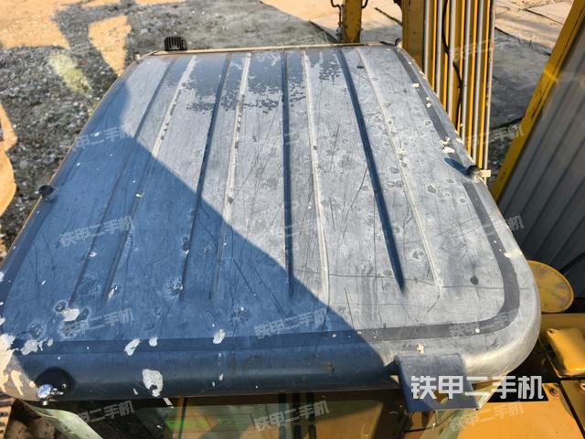 駕駛室頂部(整機(jī)外觀) 駕駛室頂部(整機(jī)外觀)