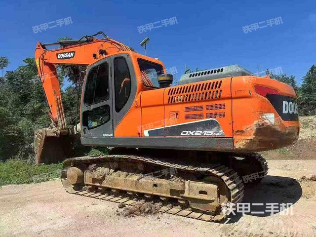 單側(cè)履帶整體(整機(jī)外觀) 單側(cè)履帶整體(整機(jī)外觀)