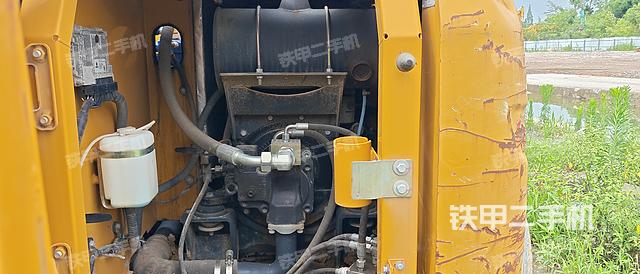 液压泵舱室正面整体（整机外观）