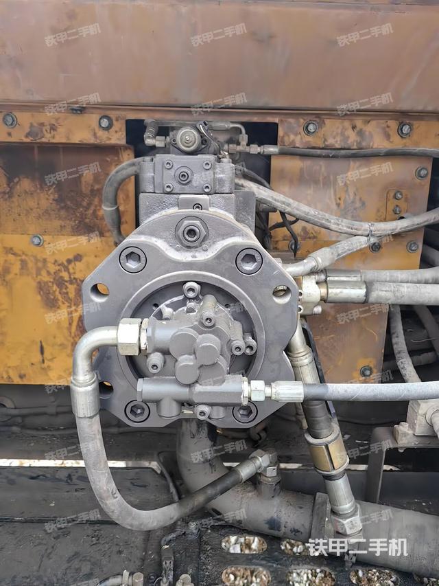 液压泵舱室正面整体（整机外观）