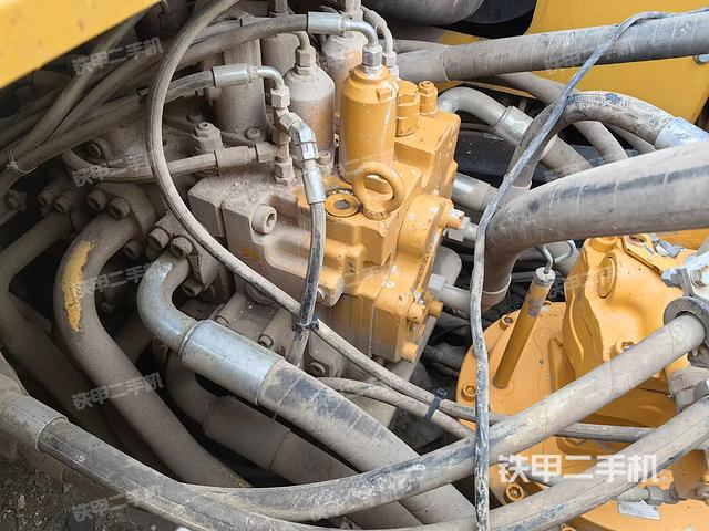 回转马达和主控阀（整机外观）