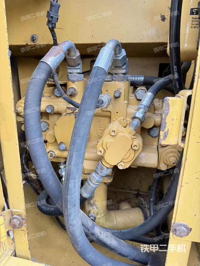 液压泵舱室正面整体（整机外观）