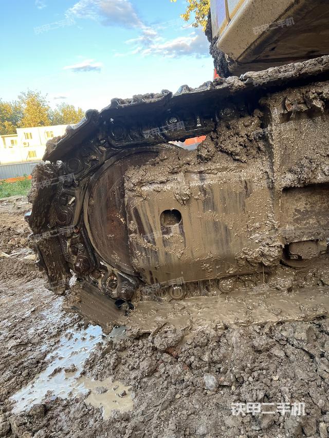 单侧履带整体(整机外观) 单侧履带整体(整机外观)