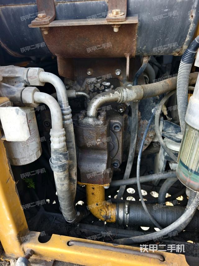 液壓泵艙室正面整體(整機外觀) 液壓泵艙室正面整體(整機外觀)