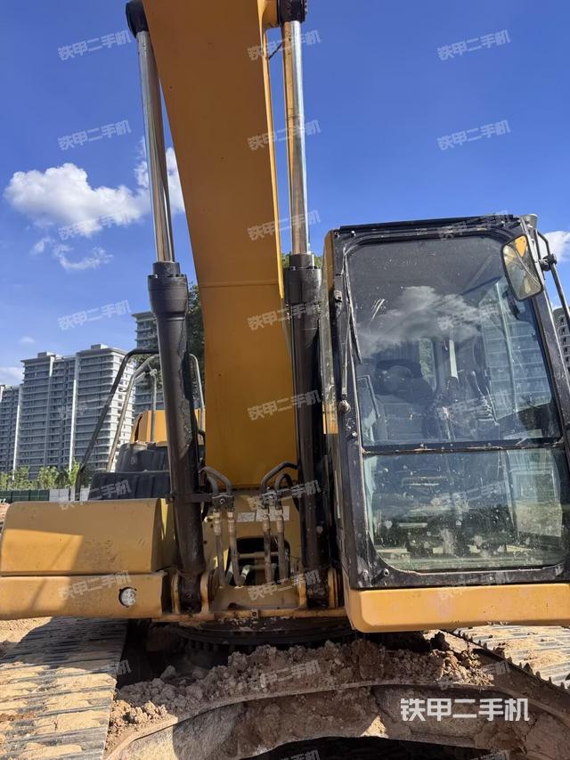 大臂油缸整体 竖拍（工作和回转装置）